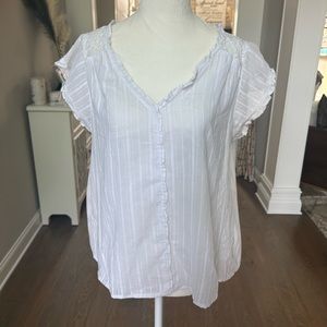 Lizard Thicket White Top with Crochet Detail- size small